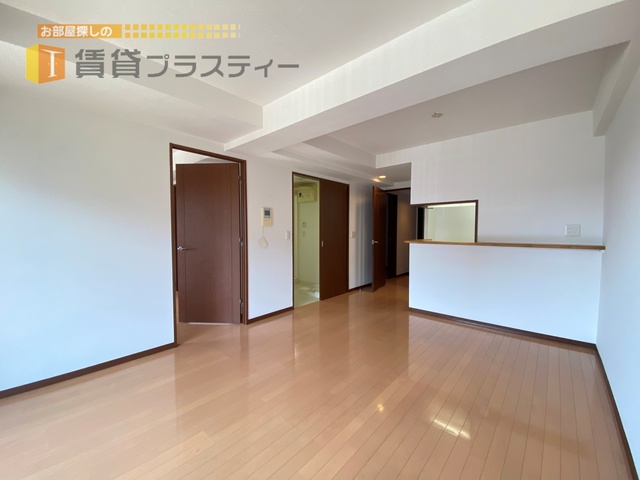 居室・リビング　１３帖越えのリビングで広々快適に（反転タイプのお部屋の写真で