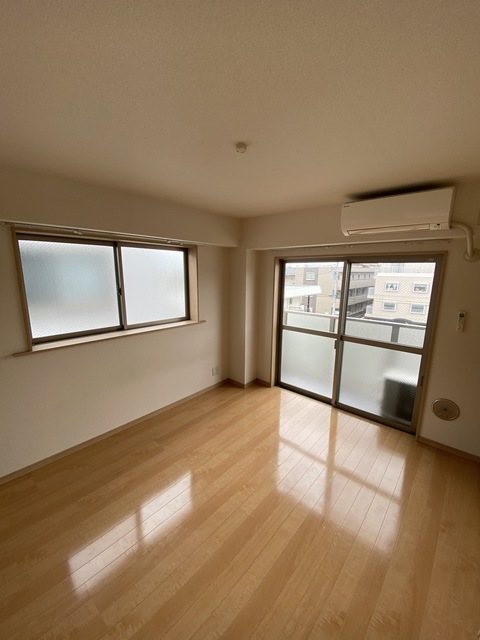 居室・リビング　２面採光の風通しの良いお部屋です。