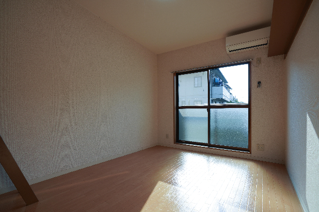 居室・リビング　同じ建物の別なお部屋