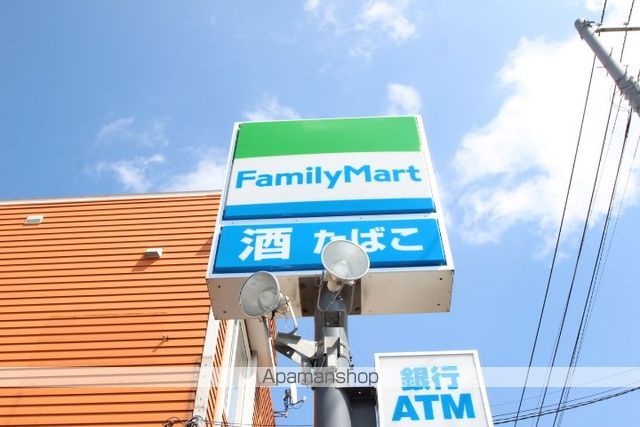 コンビニ　ファミリーマート（コンビニ）まで687m