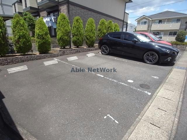 【各務原市那加信長町のアパートの駐車場】