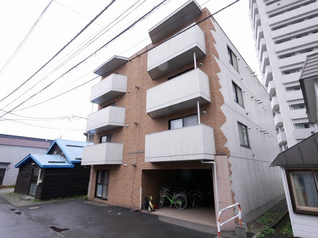 札幌市豊平区豊平八条のマンションの建物外観
