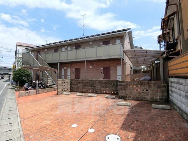 京都市西京区桂芝ノ下町のアパートの建物外観
