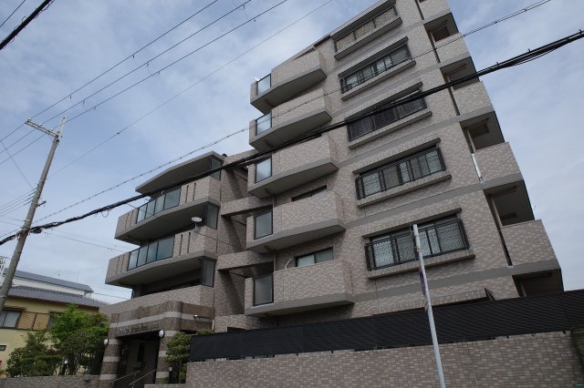 神戸市垂水区王居殿のマンションの建物外観