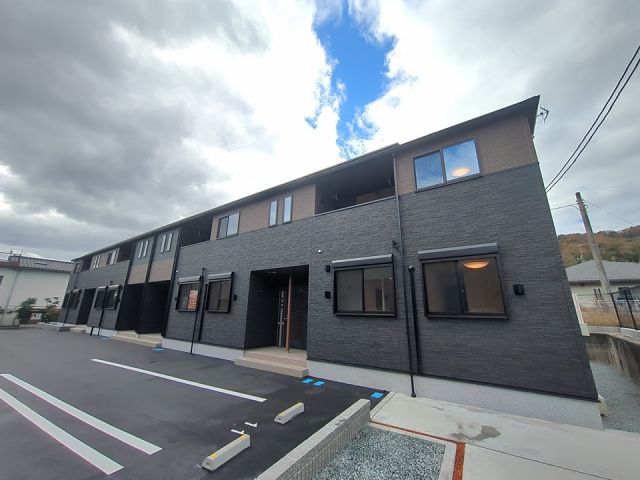 安芸高田市向原町坂のアパートの建物外観