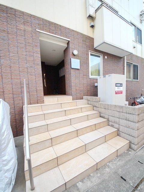 【横浜市青葉区千草台のマンションのエントランス】