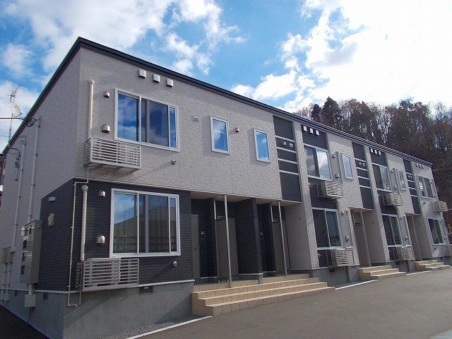 函館市上湯川町のアパートの建物外観