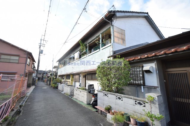 東大阪市神田町のアパートの建物外観