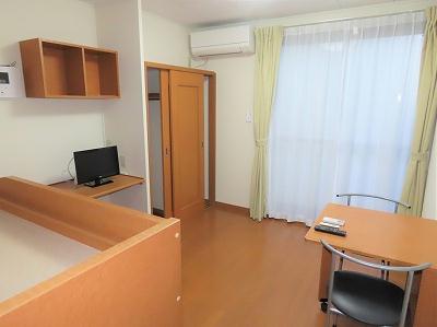 居室・リビング　カーテンやテーブル、テレビも備え付けです