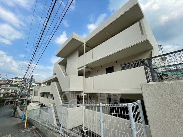 川西市萩原のマンションの建物外観