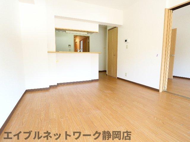 ＪＲ東海道本線 安倍川駅 徒歩26分 4階建 築19年の居間写真