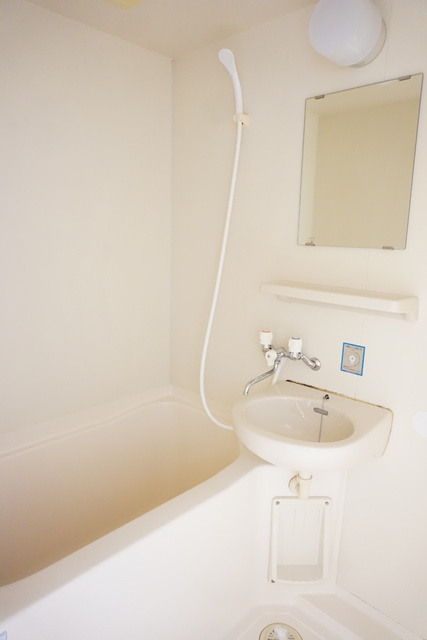 バス・シャワールーム　手洗いボウル付きのバスルームです☆