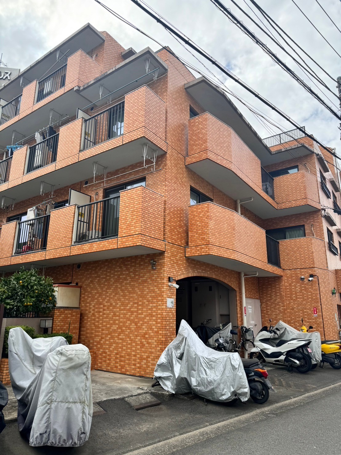 横浜市神奈川区菅田町のマンションの建物外観