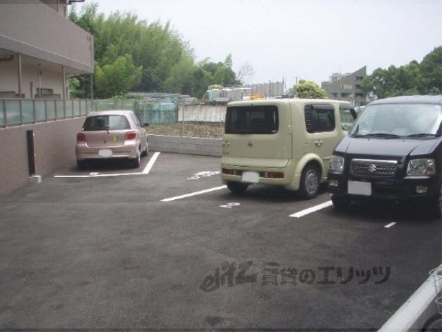 【京都市西京区樫原鴫谷のマンションの駐車場】