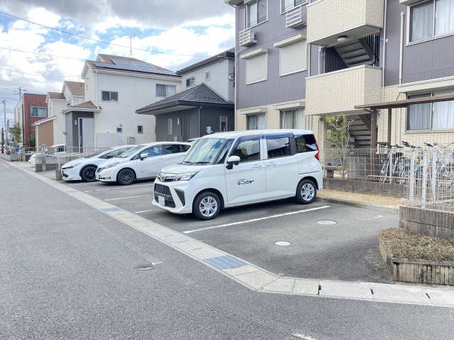 【ウエスト　ルールの駐車場】