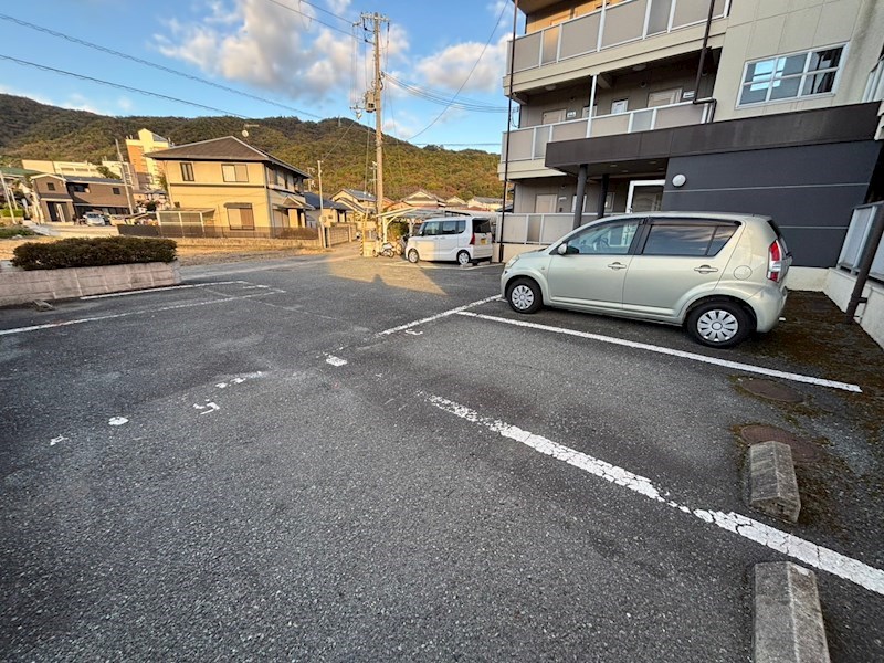 【姫路市上大野のマンションの駐車場】