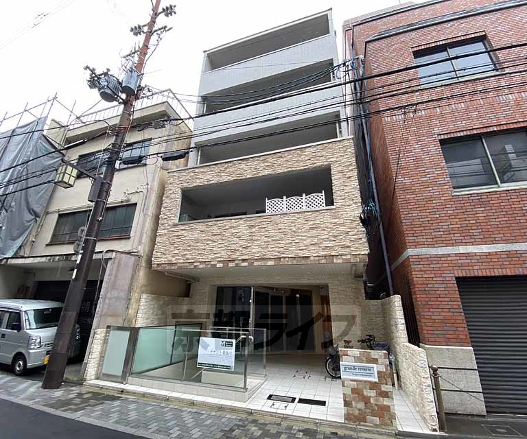 京都市中京区弁慶石町のマンションの建物外観