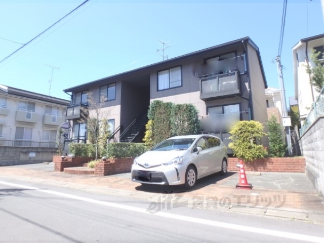 京都市左京区松ケ崎三反長町のアパートの建物外観