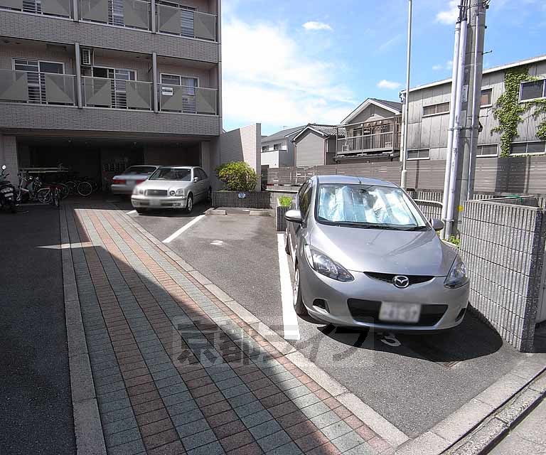 【京都市伏見区深草町通町のマンションの駐車場】