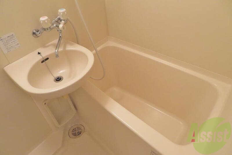 バス・シャワールーム　お風呂はシンプルです。湯量調整は手動です