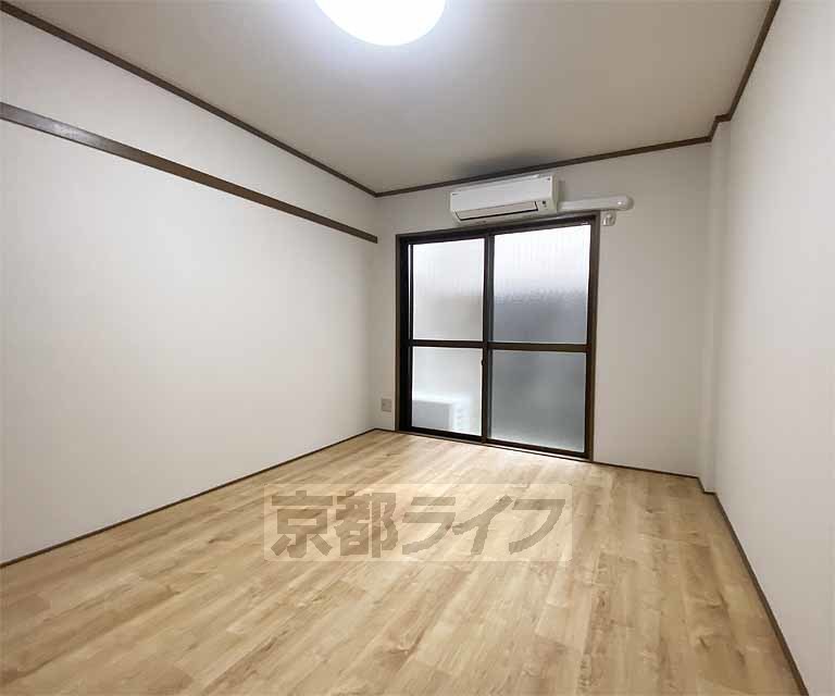 居室・リビング　落ち着いた雰囲気のお部屋です