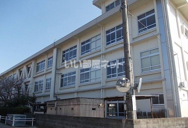 小学校　今治市立日高小学校（小学校）まで498m