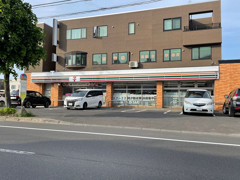 コンビニ　セブンイレブン札幌富丘1条店（コンビニ）まで592m