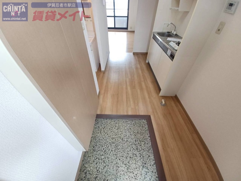 玄関　別部屋参考写真となります。