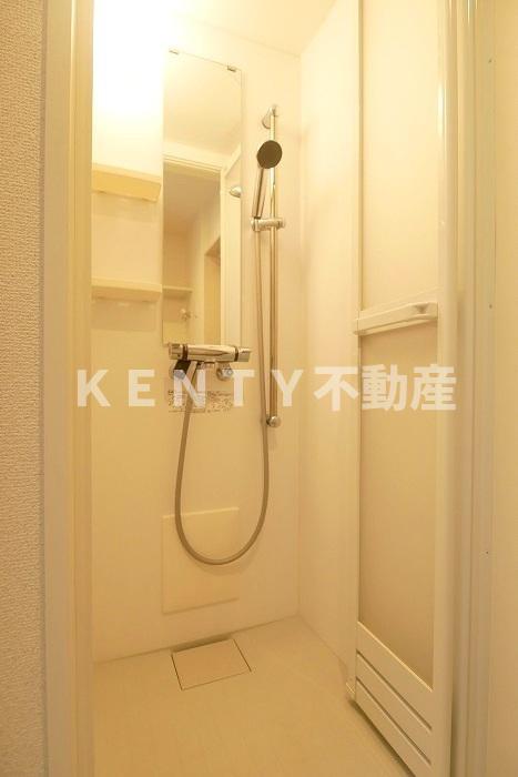 バス・シャワールーム　さっと体を洗えるシャワールーム付です