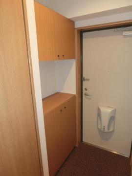 バーンフリート総持寺　玄関　シューズＢＯＸ