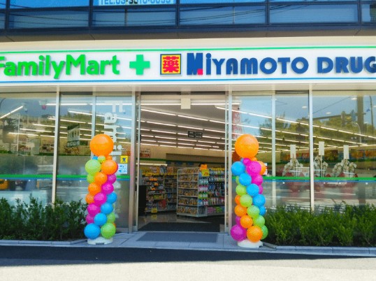 ドラックストア　ファミリーマート＋ミヤモトドラッグ御成門店（ドラッグストア）まで201m