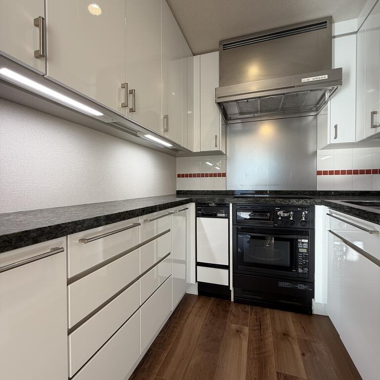 キッチン　カップボード、吊戸棚