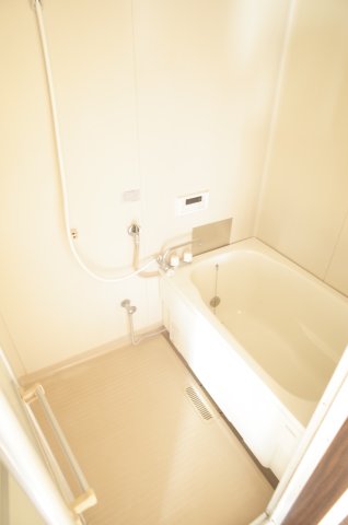 バス・シャワールーム　なんと、追い焚き付きのお風呂の様です。