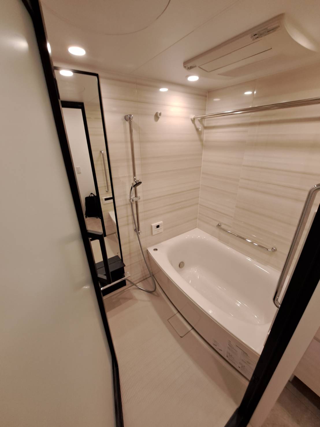 バス・シャワールーム　落ち着いた空間のお風呂です