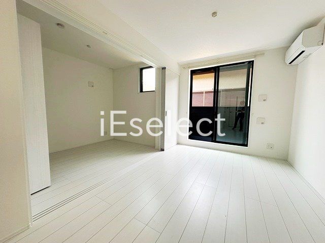 居室・リビング　窓も大きく明るいですね