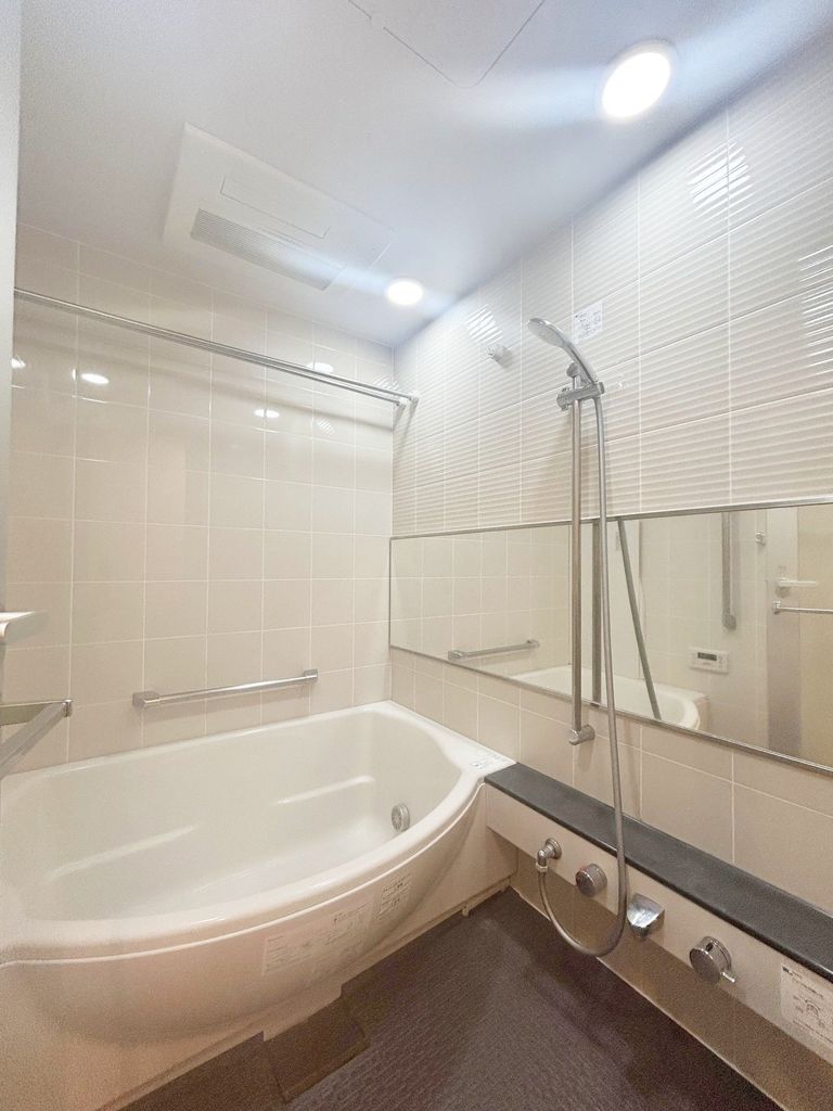 バス・シャワールーム　浴室乾燥機能付きのバスルーム