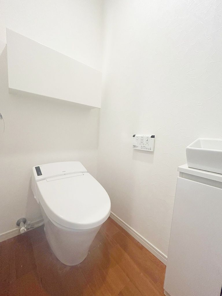 トイレ　温水洗浄機能付きのタンクレストイレ