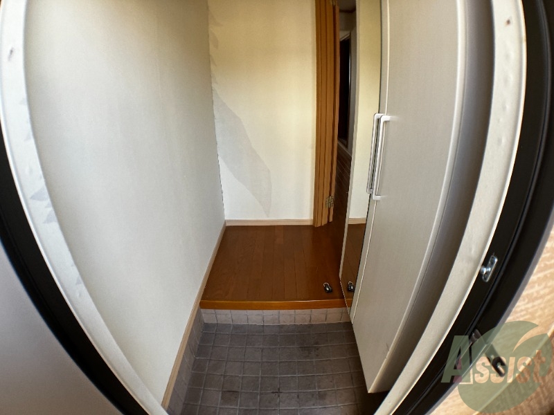 玄関　玄関から撮ってみました！すぐ室内が見えないのは安心ですね！