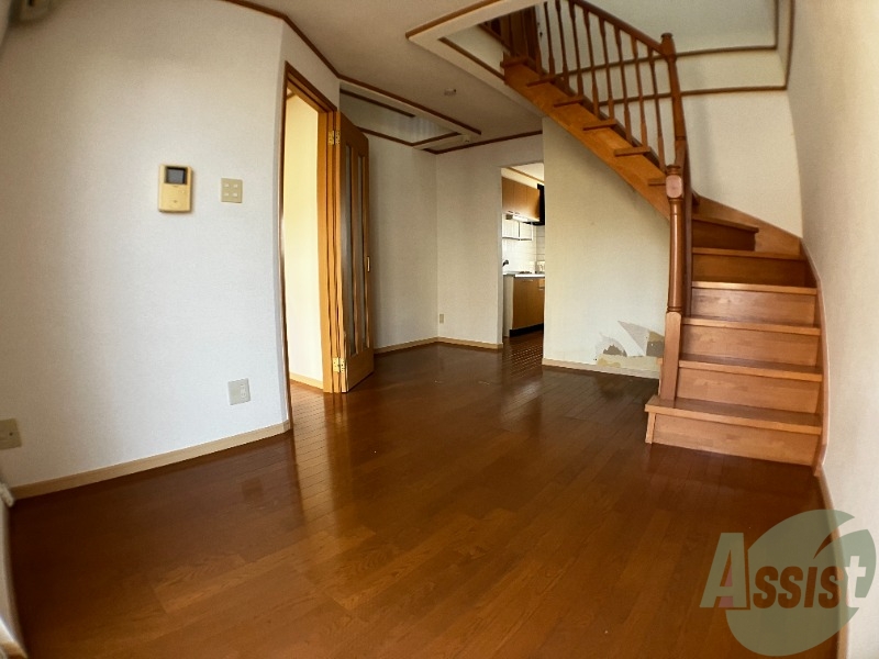 居室・リビング　ＬＤＫをテラス側から撮ってみました！階段がお洒落！