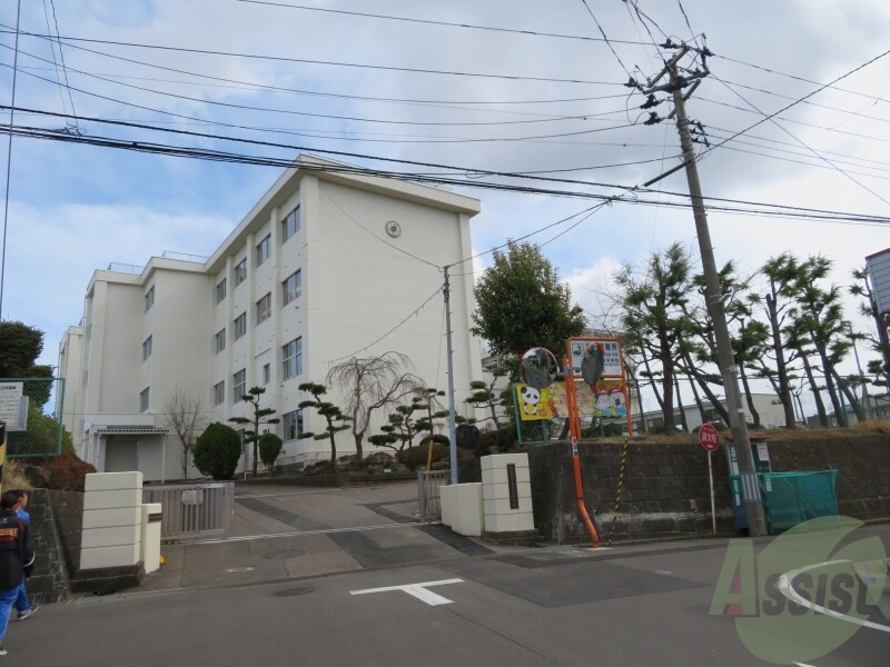 中学校　仙台市立南光台中学校（中学校）まで897m