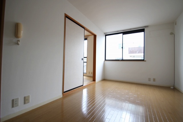 居室・リビング　同物件、別号室のものです。