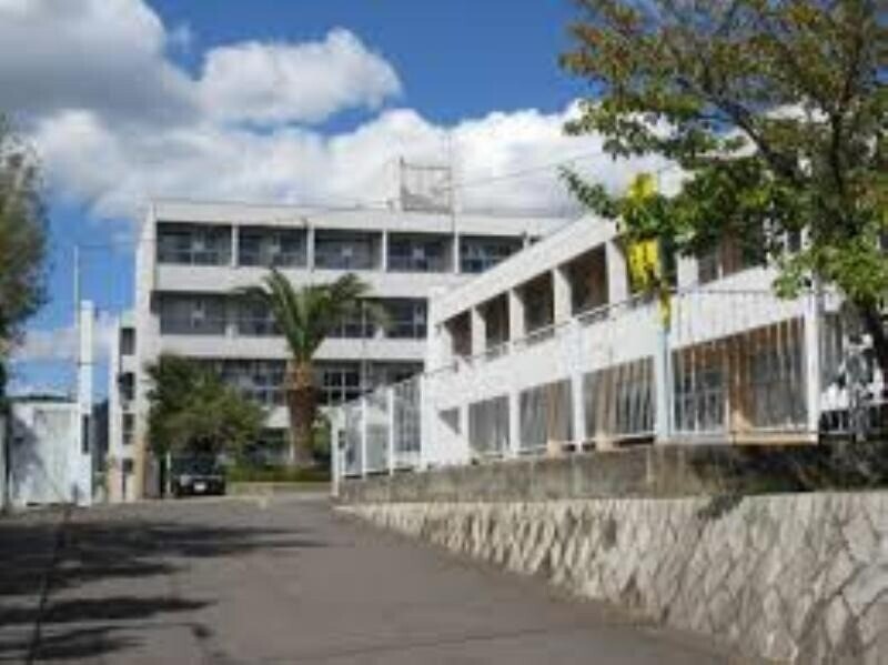 中学校　箕面市立第三中学校（中学校）まで715m