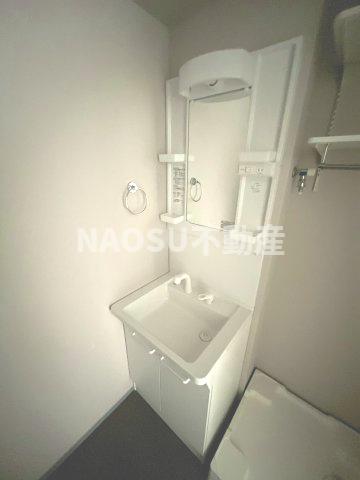 洗面設備　明るい洗面所です