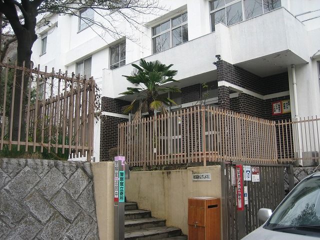 小学校　横須賀市立汐入小学校（小学校）まで615m