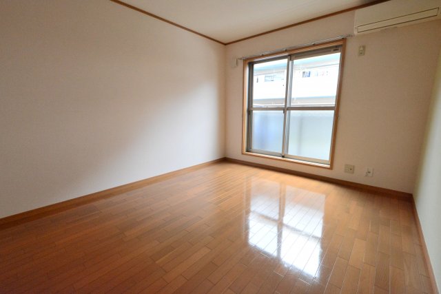 居室・リビング　クローゼット付きでスペース有効利用できるリビングです♪