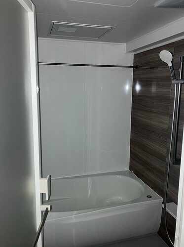 バス・シャワールーム　コンパクトで使いやすいお風呂です