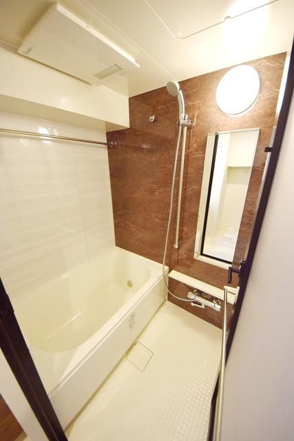 バス・シャワールーム　★鏡　浴室乾燥機付きのお風呂です★