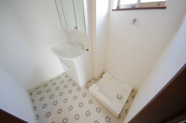 洗面設備　独立洗面台あり、毎朝おしゃれに忙しい女性の方におすすめです