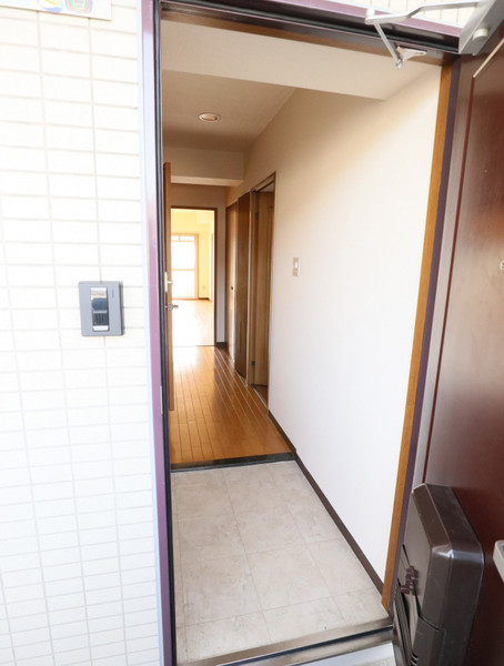 玄関　※反転タイプの写真です