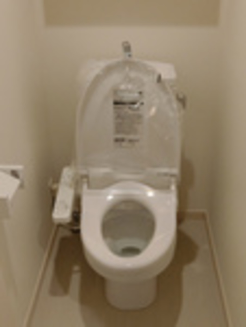 トイレ　温水洗浄便座付トイレ。